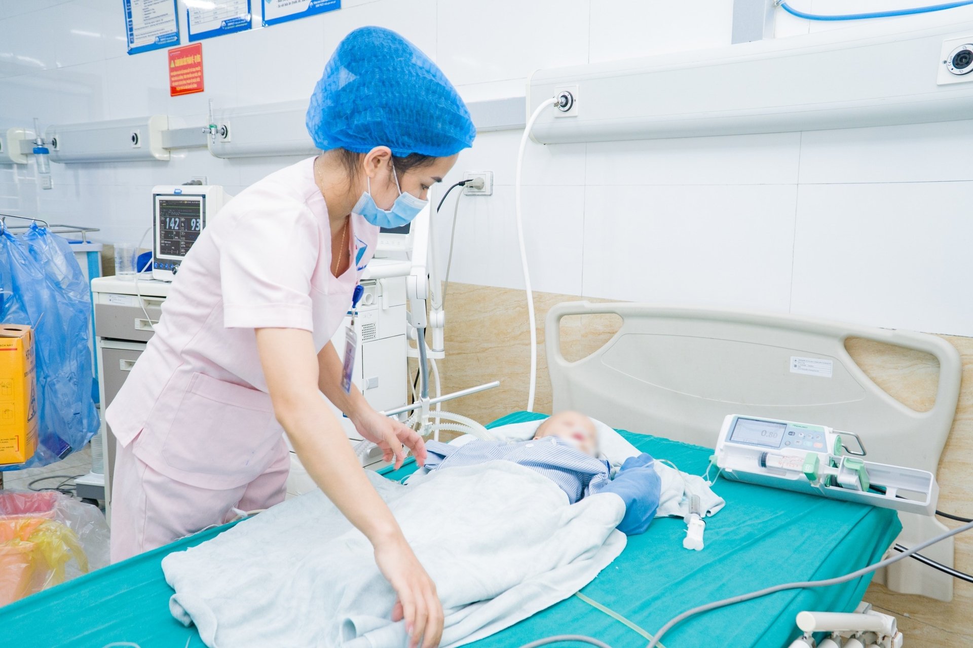 Bé gái 10 tháng tuổi bị lồng ruột gây hoại tử